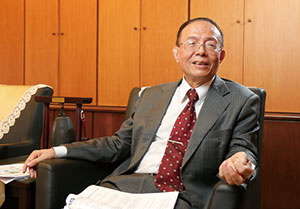 南華大學林聰明校長表示,南華大學與100家企業產學合作,邀請
百位專業職人「業師」協同教學,讓學術理論與產業無縫接軌。