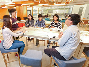 南華大學斥資打造「e學苑」,設置Moocs磨課師課程
上線、翻轉教室、攝影棚、3D列印工坊等,將搭配研
訓課程全校開放選修,建構頂尖領先的競爭優勢。