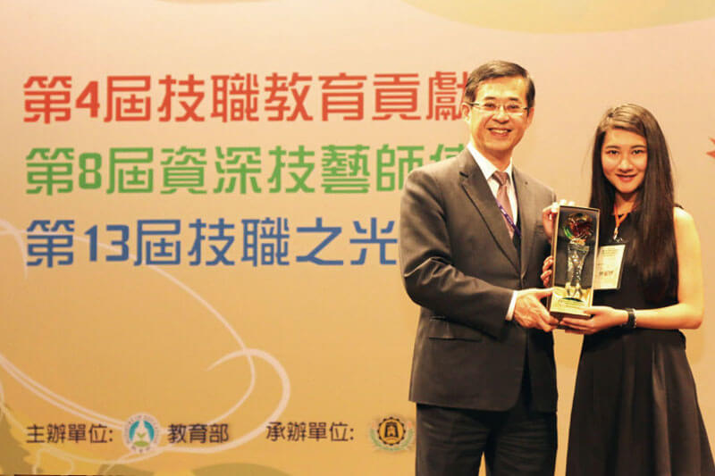 林宣妤同學榮獲 2017年教育部技職之光 -證照達人獎